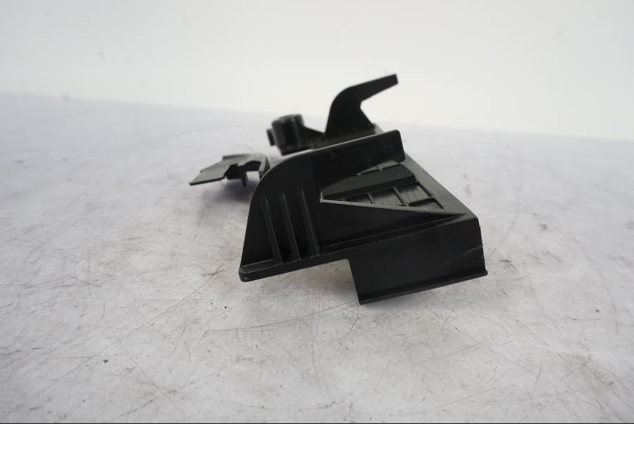 Höger sida på Batterihållare från en KTM 1290 Super Duke R -2023 motorcykel.