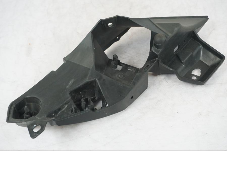 Snett nerifrån på Sidkåpa från en Yamaha MT 125 -2017 motorcykel.