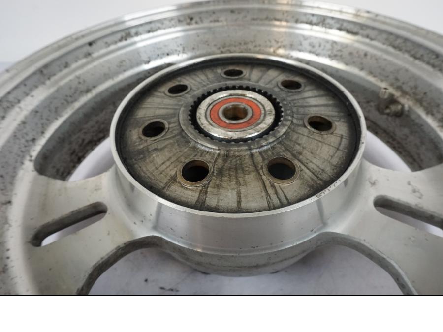 Snett uppifrån på Fälg från en Kawasaki VN 1500 -2003 motorcykel.