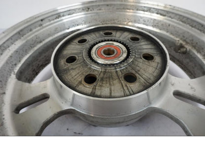 Snett uppifrån på Fälg från en Kawasaki VN 1500 -2003 motorcykel.