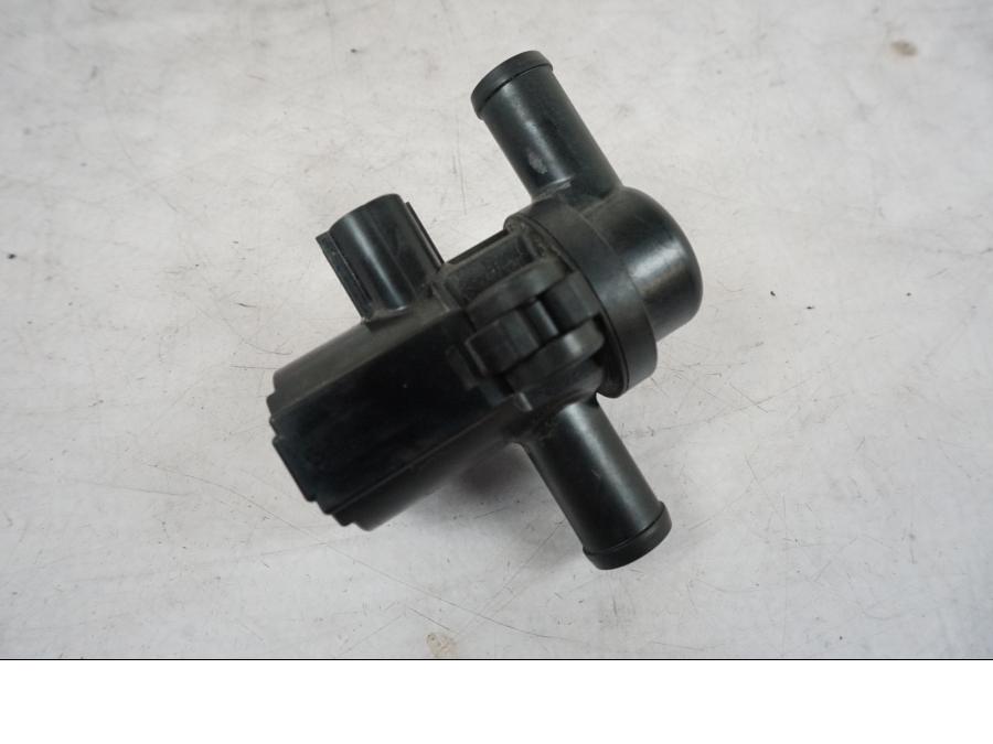 Vänster sida på Second Air från en Triumph Bonneville T120 -2021 motorcykel.