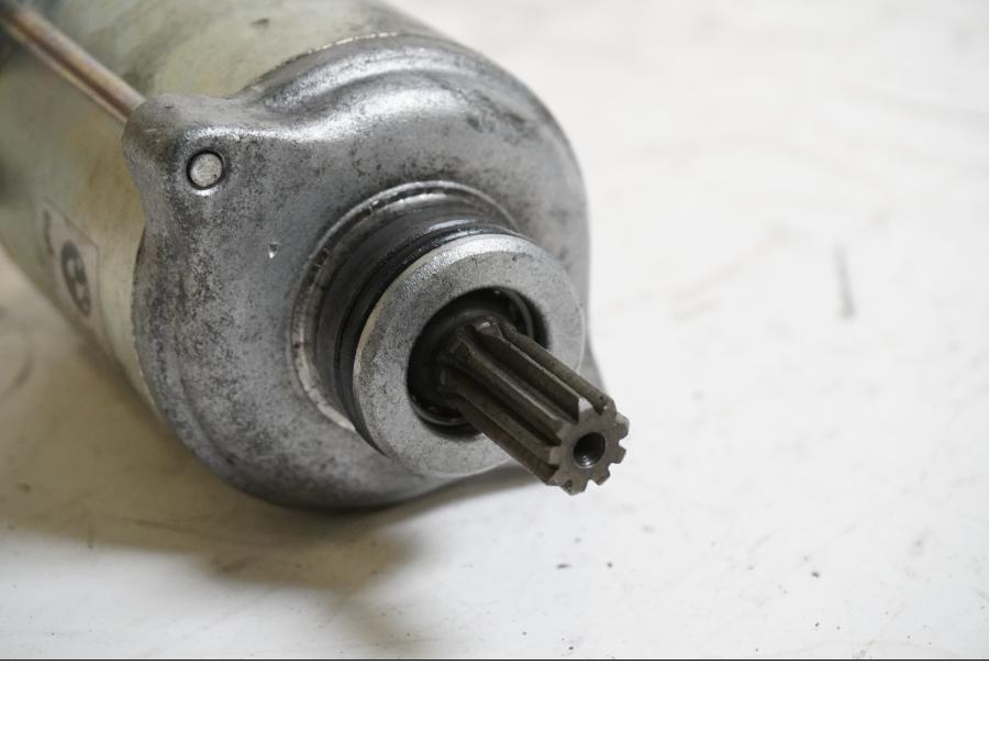 Baksidan på Startmotor från en BMW S 1000 RR -2010 motorcykel.