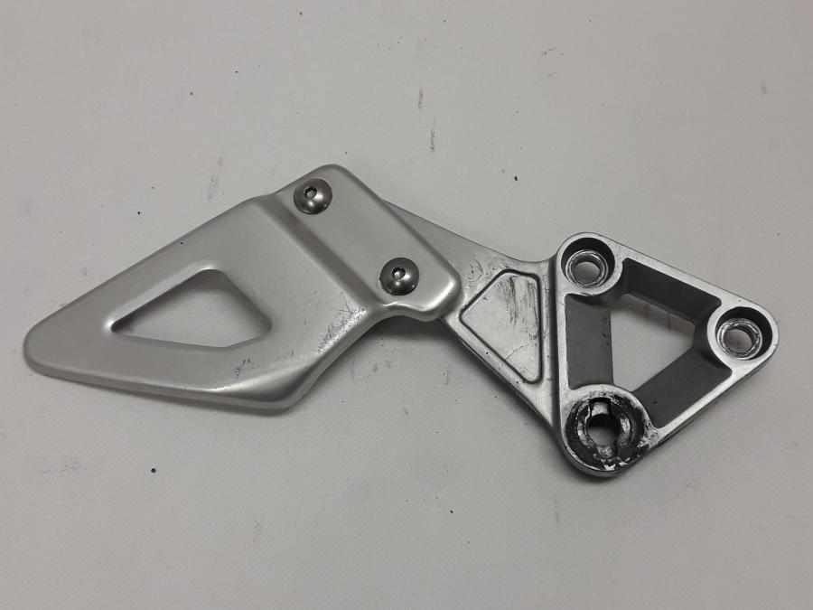 Framsidan på Fotpinnefäste från en Suzuki GSX-R 600 -1998 motorcykel.