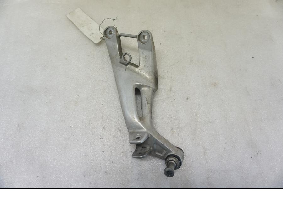 Framsidan på Fotpinnefäste från en Honda CBR 1100 XX -1998 motorcykel.