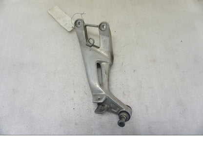 Framsidan på Fotpinnefäste från en Honda CBR 1100 XX -1998 motorcykel.