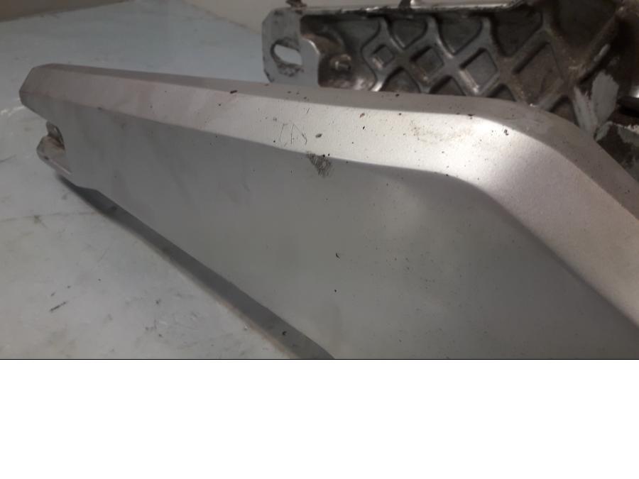 Höger sida på Sving från en Honda ADV 750 -2017 motorcykel.