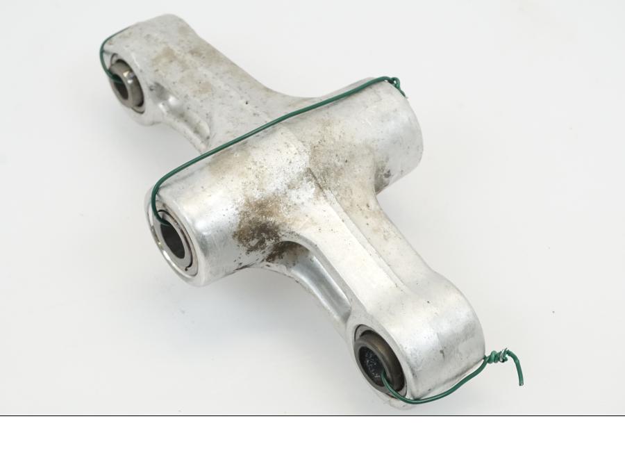 Baksidan på Stötdämparlänkage från en Suzuki GSX 600 F -2000 motorcykel.