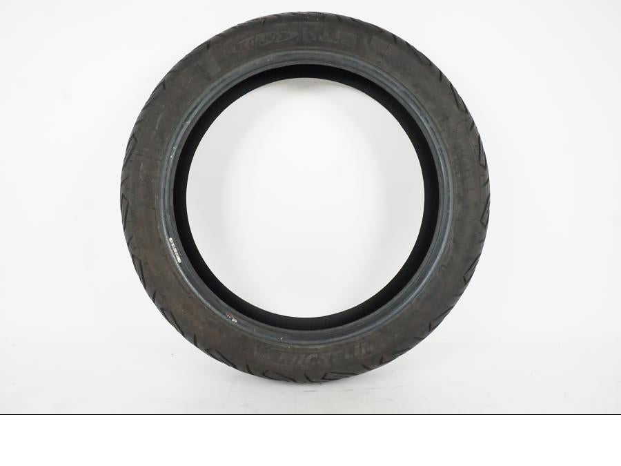 Framsidan på <p>Däck: MIchelin City Grip.</p>

<p>Dimension: 130/70-16 M/C 61P.</p>

<p>Tillv. 4216.</p>

<p>Mönsterdjup: ca. 50 %, vissa torrsprickor finns.</p> motorcykel.