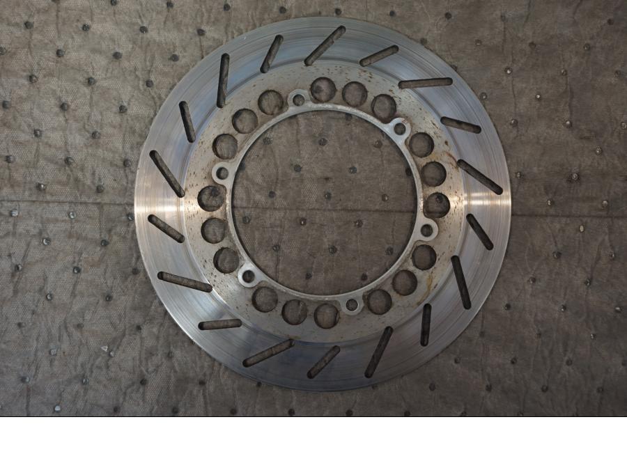 Baksidan på Bromsskiva från en Yamaha XV 1100 -1993 motorcykel.