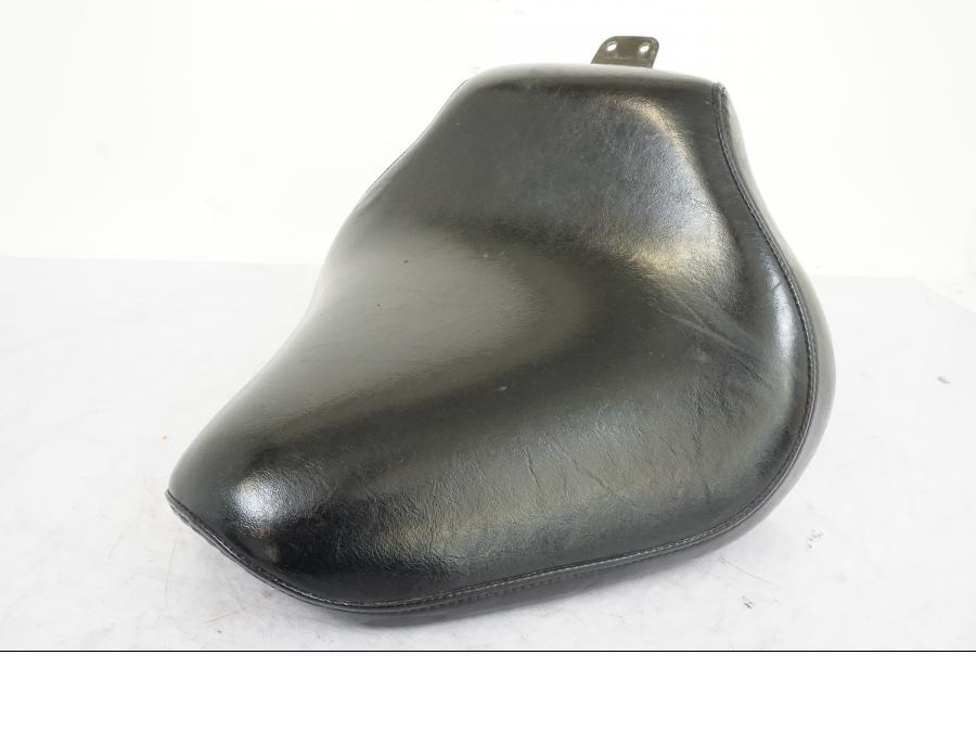 Framsidan på Sadel från en Yamaha XVS 1100 -2000 motorcykel.