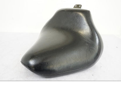 Framsidan på Sadel från en Yamaha XVS 1100 -2000 motorcykel.