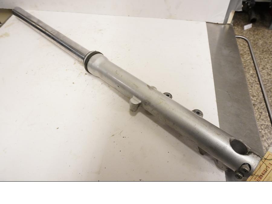 Framsidan på Gaffelben från en Triumph America -2004 motorcykel.