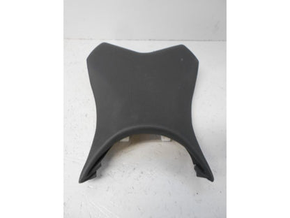 Höger sida på <p>Sadel fram från Kawasaki Z 800 2013.</p>

<p>Seat-assy, Fr, Black (13-16).</p>

<p>Litet hål i klädseln bak på vänster sida se bild.</p> motorcykel.