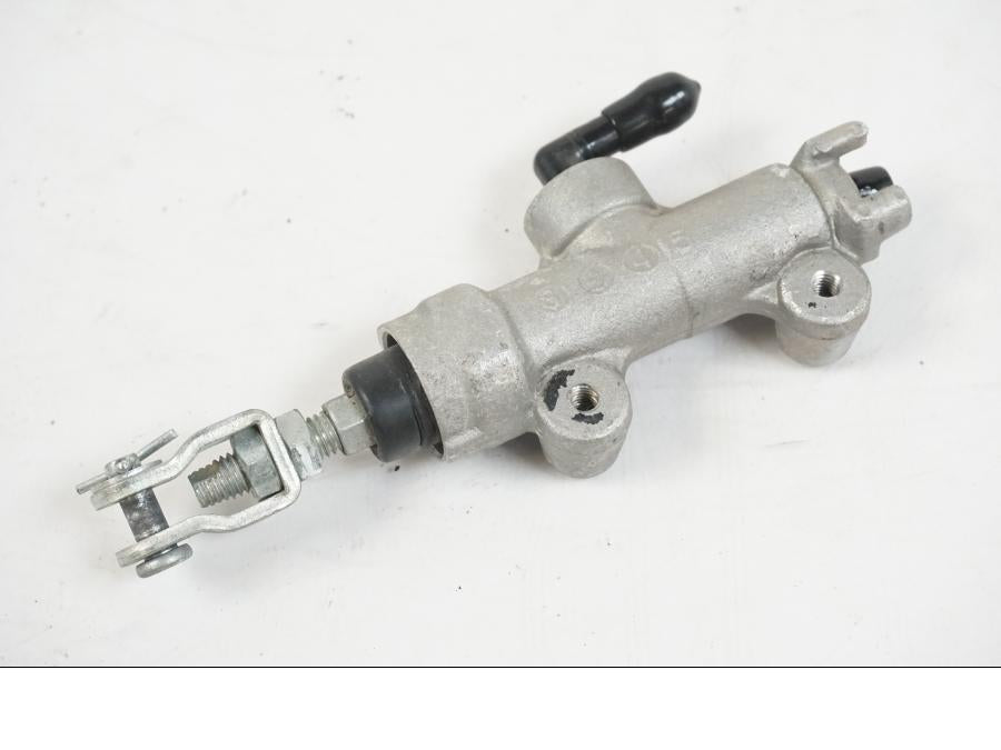 Vänster sida på Bromshuvudcylinder från en Suzuki VZR 1800 -2009 motorcykel.