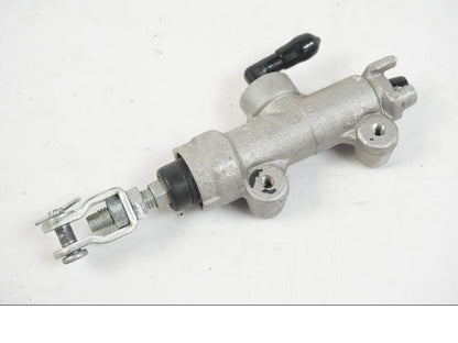 Vänster sida på Bromshuvudcylinder från en Suzuki VZR 1800 -2009 motorcykel.