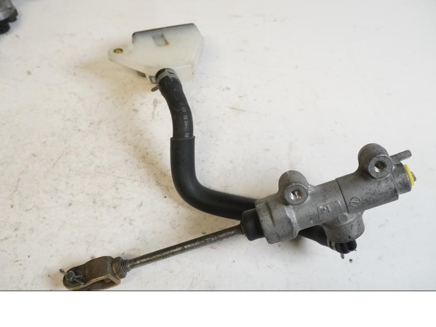 Framsidan på Bromshuvudcylinder från en Suzuki DL 1000 -2003 motorcykel.