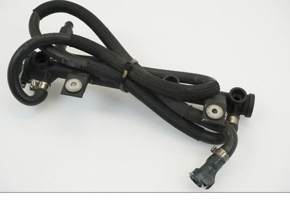 Snett nerifrån på Fuel Rail från en BMW K 1200 RS -2002 motorcykel.