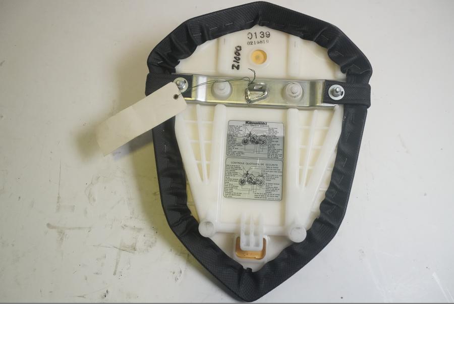 Höger sida på Sadel från en Kawasaki Z 1000 -2008 motorcykel.