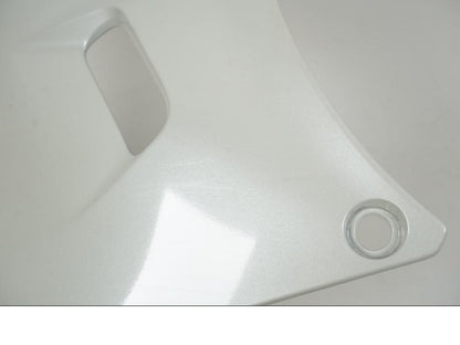 Snett nerifrån på Magkåpa från en Yamaha YZF-R7 -2022 motorcykel.