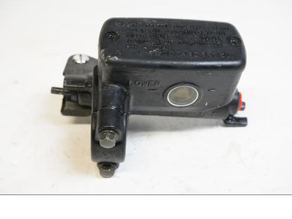 Baksidan på Kopplingshuvudcylinder från en Honda CBR 1100 XX -2004 motorcykel.