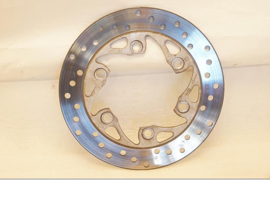 Framsidan på Bromsskiva från en KTM 125 Duke -2015 motorcykel.