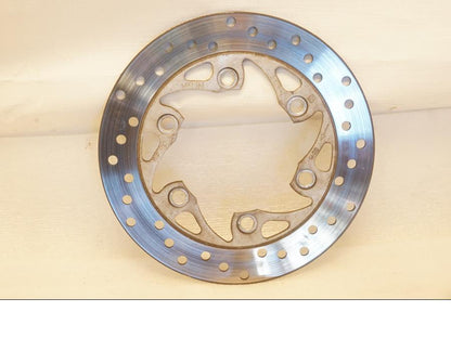 Framsidan på Bromsskiva från en KTM 125 Duke -2015 motorcykel.