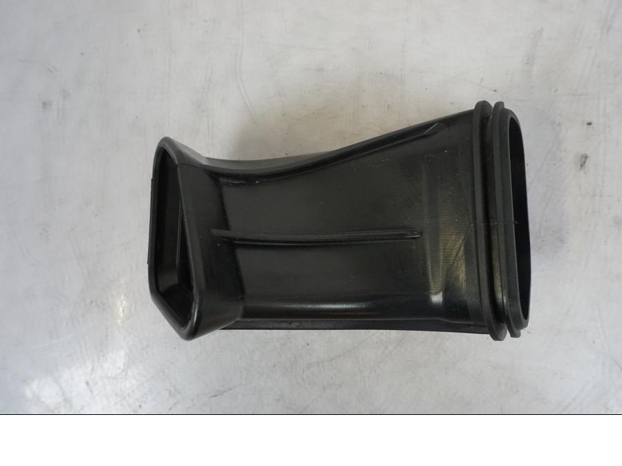 Baksidan på Luftrör från en KTM 1290 Super Duke R -2023 motorcykel.