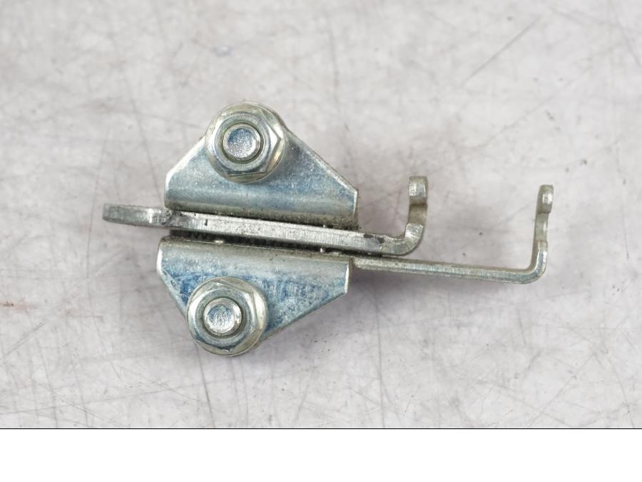 Höger sida på Sadellåsmekanism från en Yamaha MT-09 -2016 motorcykel.