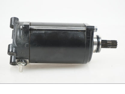 Snett nerifrån på Startmotor från en BMW F 850 GS -2019 motorcykel.