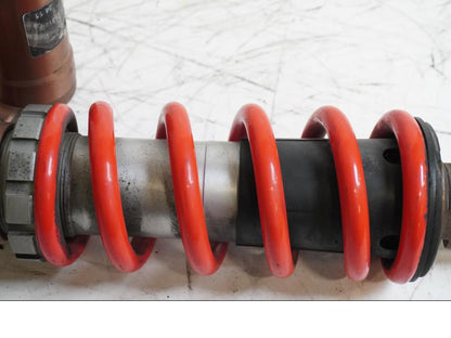 Höger sida på Stötdämpare från en BMW S 1000 RR -2011 motorcykel.