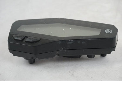 Snett nerifrån på Instrumentpanel från en Yamaha MT-09 -2019 motorcykel.