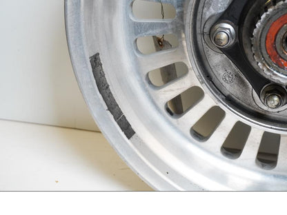 Snett nerifrån på Fälg från en Triumph Rocket III -2011 motorcykel.