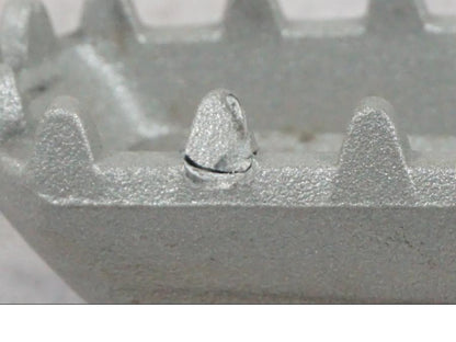 Vänster sida på Fotpinne från en Ducati Multistrada V4 -2024 motorcykel.