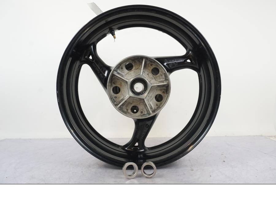 Framsidan på Fälg från en Suzuki GSX 1300 R -2010 motorcykel.