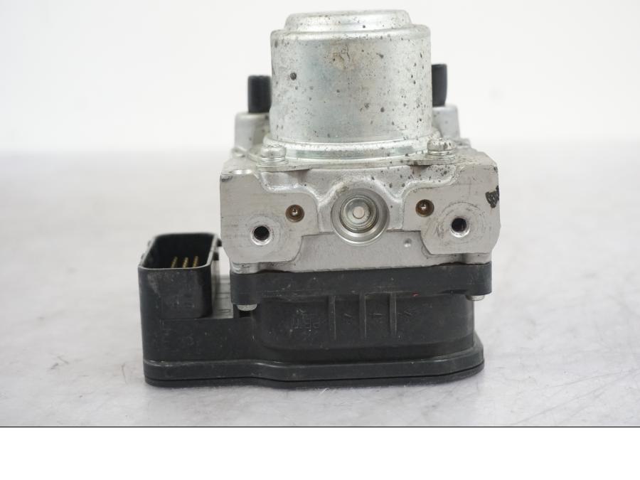 Snett nerifrån på ABS Modulator från en Triumph Tiger -2009 motorcykel.