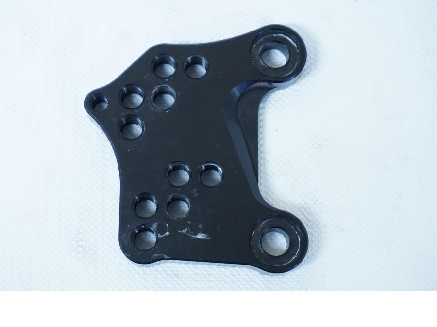 Framsidan på Fotpinnefäste inre från en Aprilia RSV 1000 -2004 motorcykel.