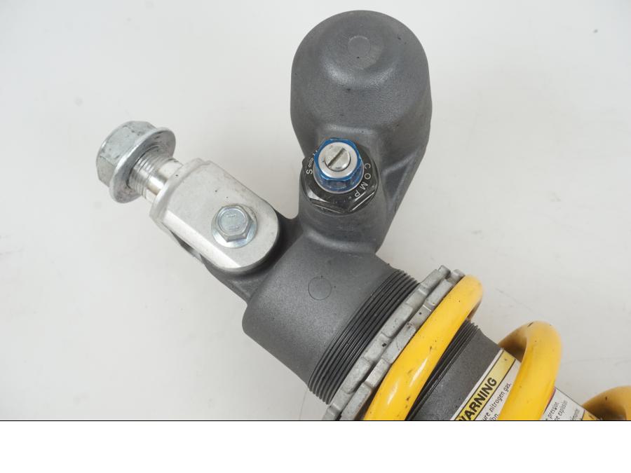 Snett uppifrån på Stötdämpare från en Suzuki GSX-R 1000 -2007 motorcykel.