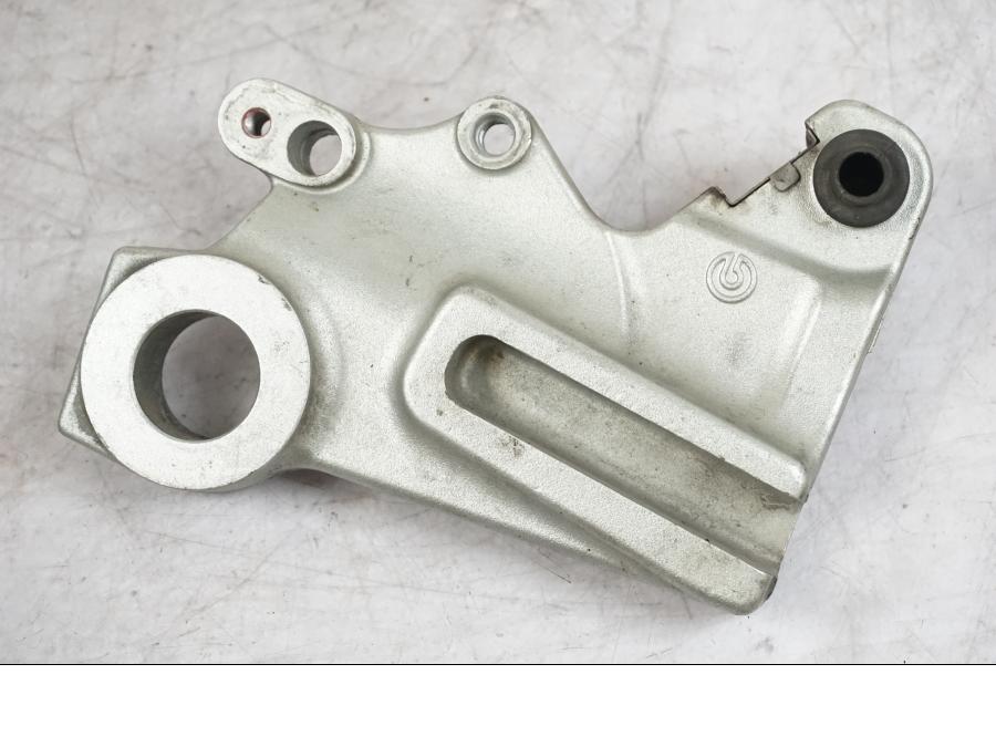 Framsidan på Bromsoksfäste från en Ducati Scrambler 800 -2016 motorcykel.