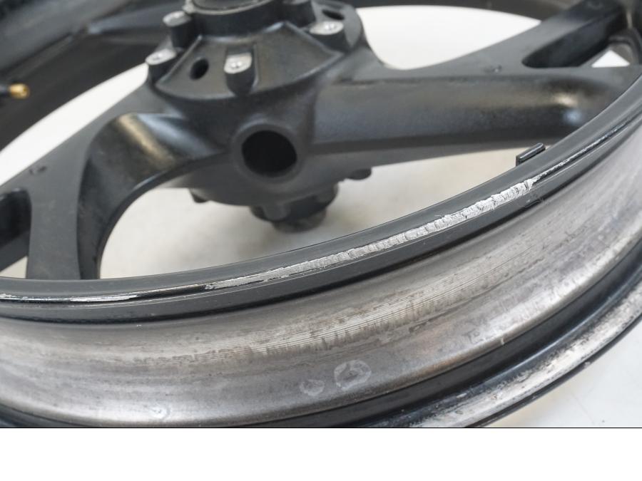 Vänster sida på Fälg från en Honda ST 1300 -2002 motorcykel.