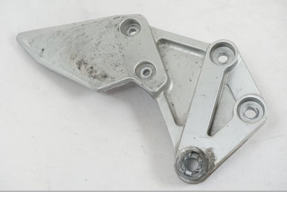 Framsidan på Fotpinnefäste inre från en Suzuki SV 650 S -2005 motorcykel.