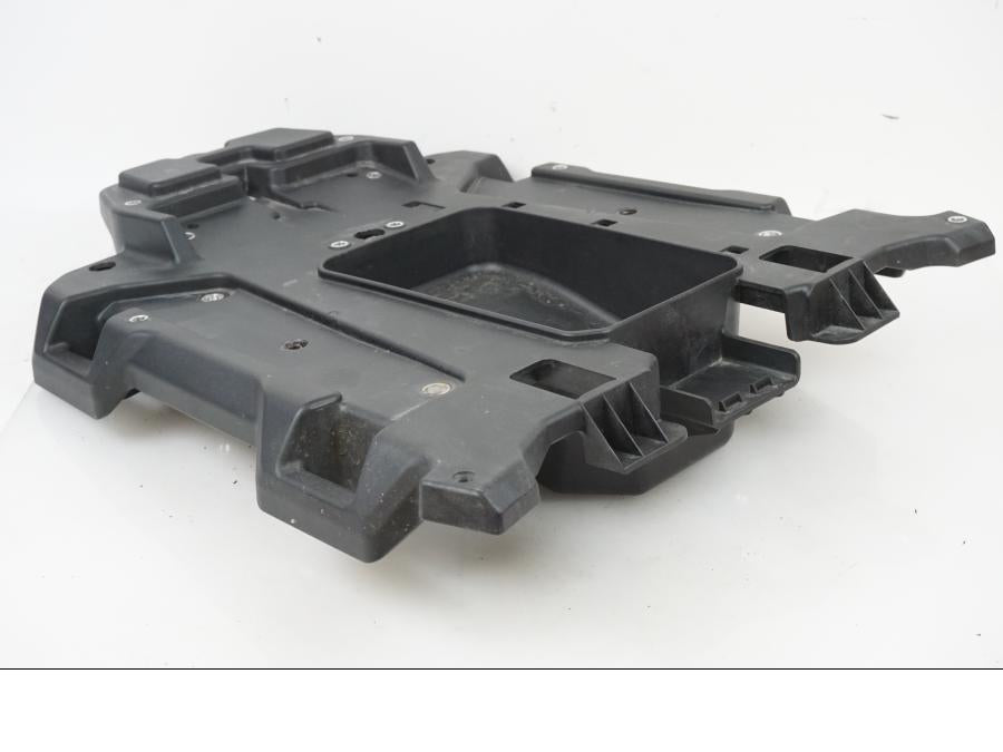 Baksidan på Passagerarhandtagsplast från en H-D Adventure Pan America Special RA1250S -2021 motorcykel.