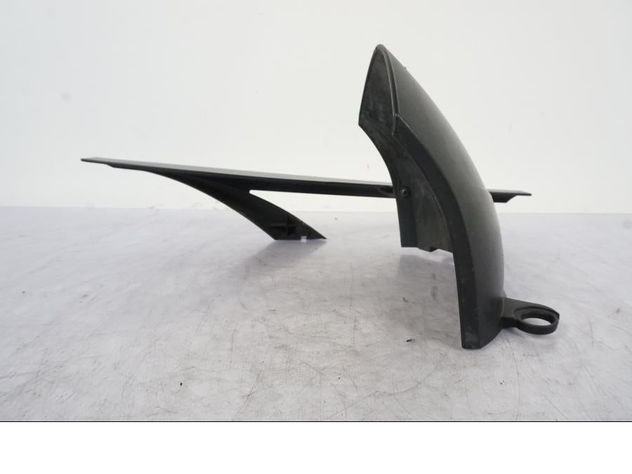 Vänster sida på Svingskärm från en KTM 990 Super Duke -2006 motorcykel.