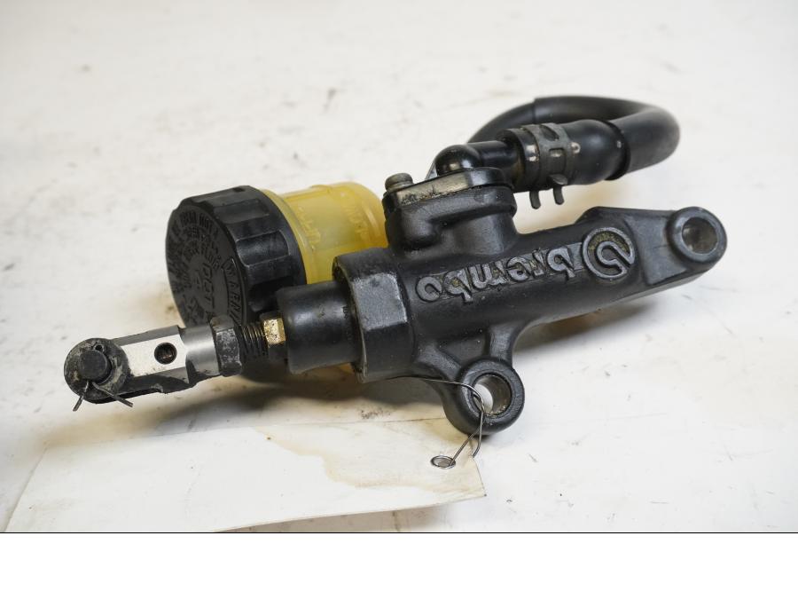 Höger sida på Bromshuvudcylinder från en Yamaha YZF 1000 R1 -2002 motorcykel.