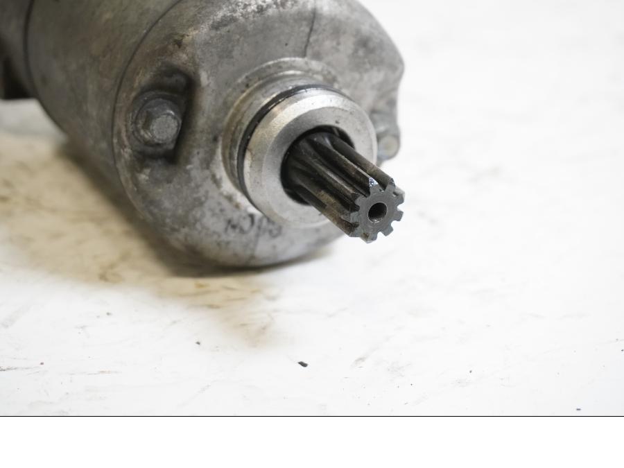 Baksidan på Startmotor från en Yamaha XVS 650 -1999 motorcykel.