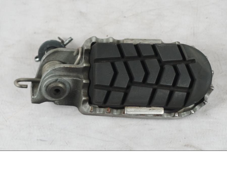 Baksidan på Fotpinne från en KTM 690 SM R -2009 motorcykel.