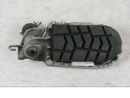 Baksidan på Fotpinne från en KTM 690 SM R -2009 motorcykel.