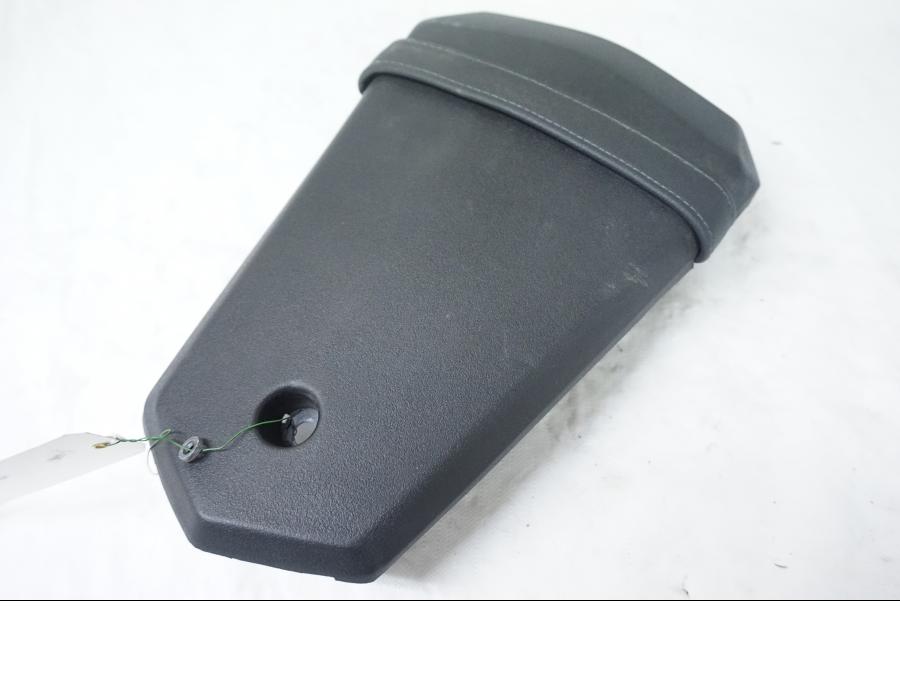 Vänster sida på Sadel från en Yamaha YZF-R 125 -2008 motorcykel.