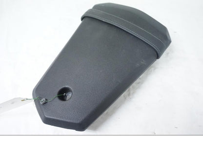 Vänster sida på Sadel från en Yamaha YZF-R 125 -2008 motorcykel.