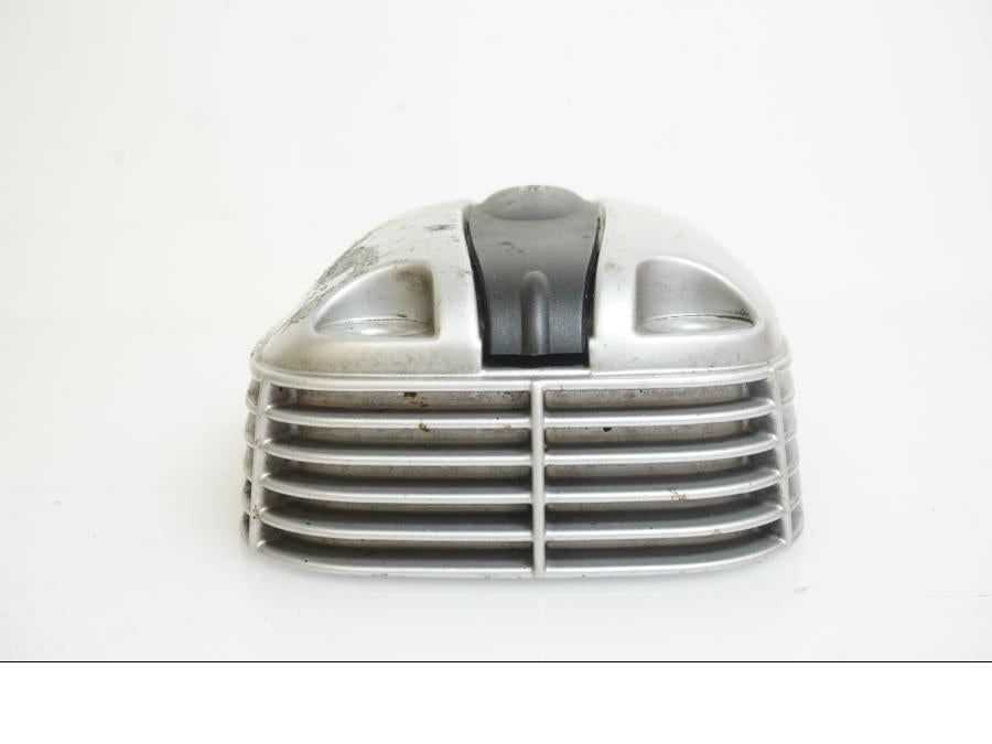 Snett nerifrån på Ventilkåpa från en BMW R 1150 RT -2001 motorcykel.