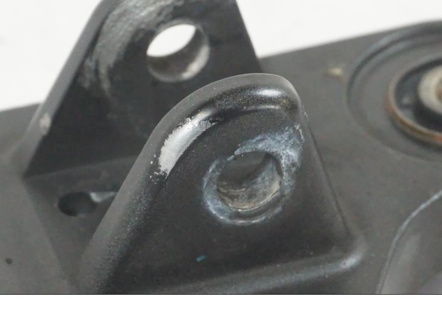 Snett nerifrån på Fotpinnefäste från en Yamaha MT-07 -2019 motorcykel.